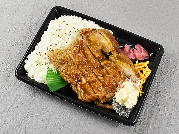 鶏もも肉をまるごとステーキに！ 20種類のスパイスを使用したファミマの「スパイス香る！ チキンステーキ弁当」