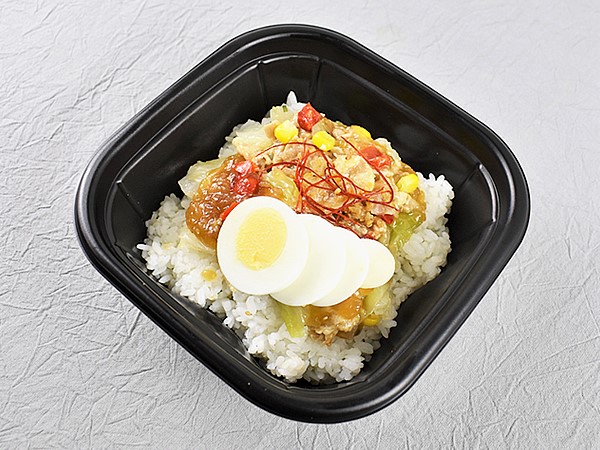 “ごま油”のタレでご飯が進む！ こうばしい香りがたまらないファミマの「ごま油香る！ ねぎ塩豚焼肉丼」