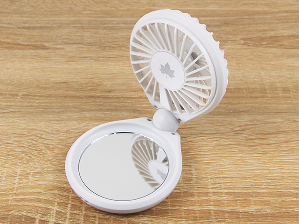 キャンプ場がイルミネーションで華やかに！ ミラーつきのハンディファン「野電 プチ扇風機（USB蓄電）」レビュー