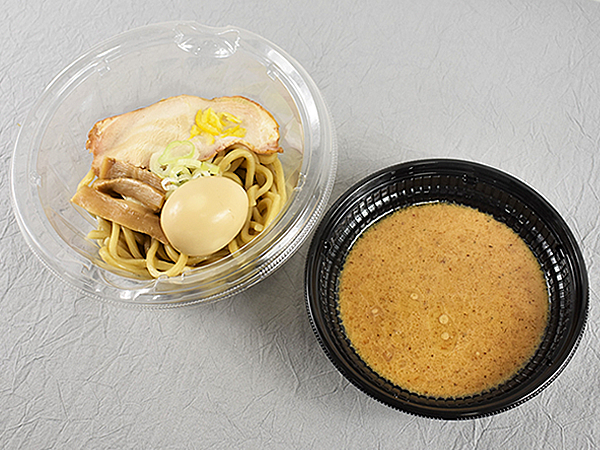 人気ラーメン店“とみ田”の神髄炸裂！ 極太麺をガッツリ食べられるセブンの「とみ田監修 濃厚豚骨魚介 味玉冷しつけ麺」