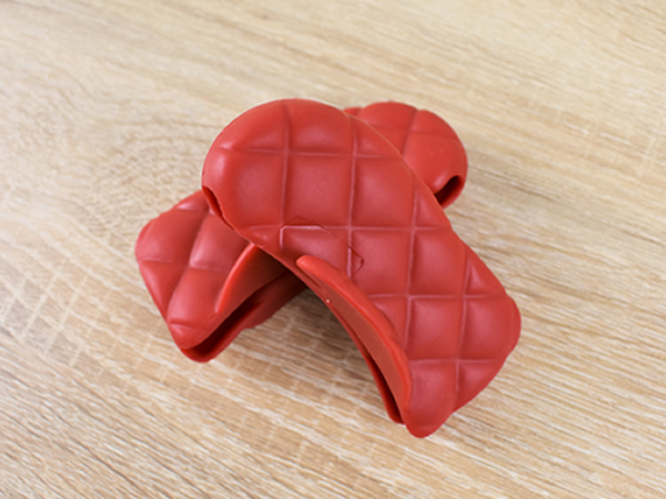 手のひらサイズの頼れるミトン!? 箸置きや本のストッパーにもなる「APYUI KITCHEN MITTEN」レビュー