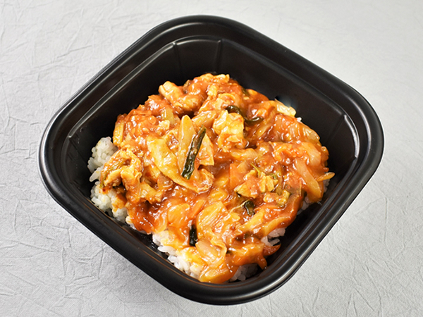 スタミナ満点どんぶりで夏バテ回避！ 辛さがクセになるファミマの「豚キムチ丼」