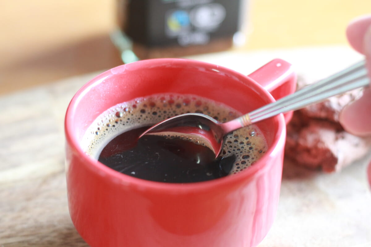 デカフェ初心者が「いつものより断然ウマい」と絶賛! カルディで見つけた「カフェインレスコーヒー」飲み比べ