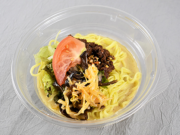 ラーメンを食べているのに罪悪感ゼロ！ セブン-イレブンの「冷しごま豆乳担々麺 大豆ミート使用」がヘルシーで最高