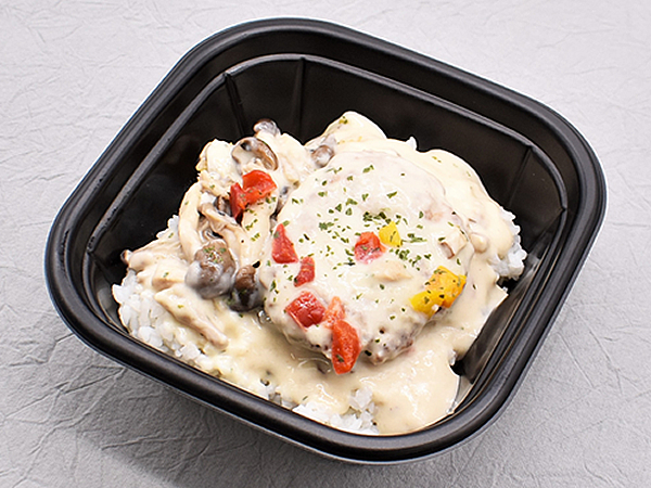 秋の到来を実感… … ファミマの「ソースで食べる！ きのこクリームのハンバーグ丼」が絶品！