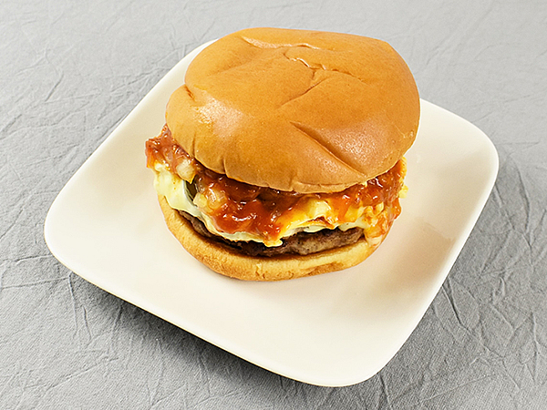これがモスの新ソース…！ 生まれ変わったミートソースを堪能できる「スパイシーダブルモスチーズバーガー」（モスバーガー）