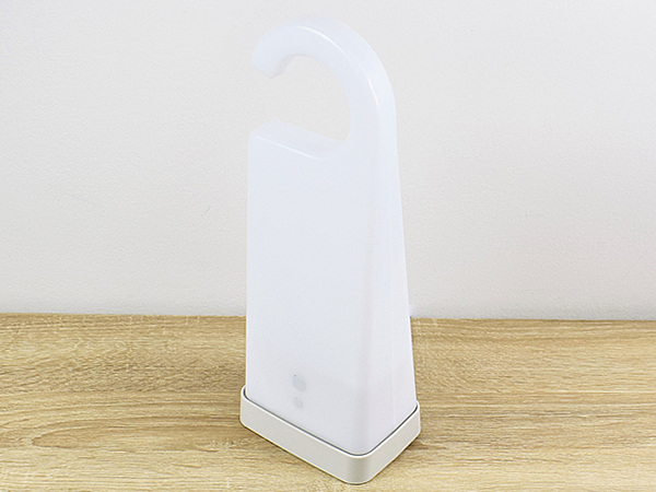 クローゼット整理も楽々！ 気軽に設置場所を変更できる「LED持ち運びできるあかり」レビュー