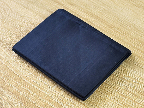 折りたたむとカードサイズに!? 広いマチが頼もしい「ポケットスクエアバッグ」レビュー