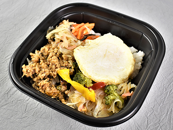 もはや“大豆感”ゼロ!? エスニックな雰囲気漂うファミマの「大豆のお肉！ ガパオライス」