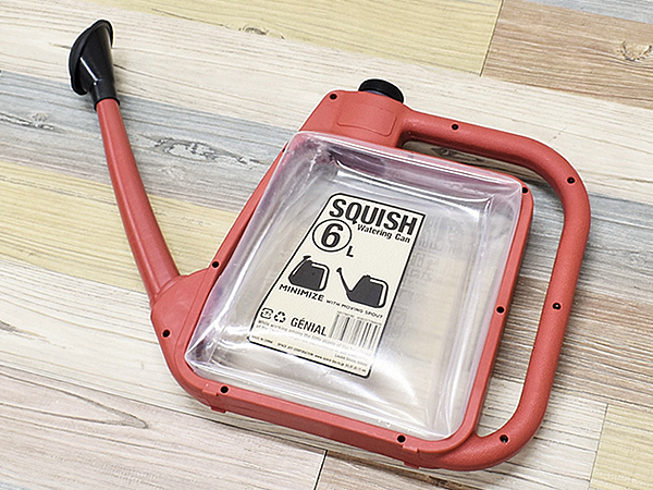 タンクが膨らむ！ 大容量のジョウロでガーデニングが捗る「スクイッシュ ウォータリングカン 6L」レビュー