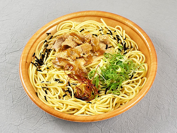 お米じゃなくてパスタにも…… ファミマの「大盛 和パスタ生姜だれが決め手！ 豚カルビ焼き」は想像以上に生姜焼き!?