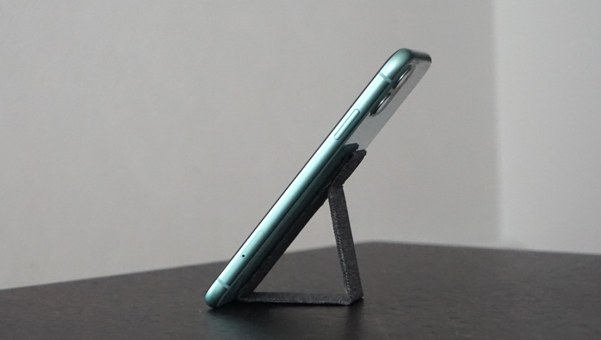 使ってみたら超便利! スマホをタテにもヨコにも立てて置ける「STANDBELT」
