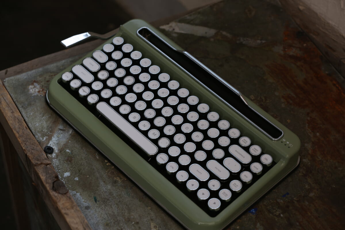 最新技術のタイプライター!? レトロかわいいBluetoothキーボード「PENNA」