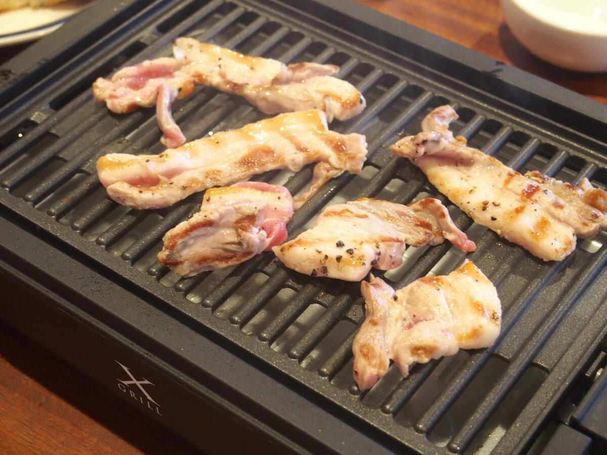 おうち焼肉の「二大ネック」を解決できるか？ 減煙グリル「XGRILL」の実力を脂たっぷりのお肉でチェック！