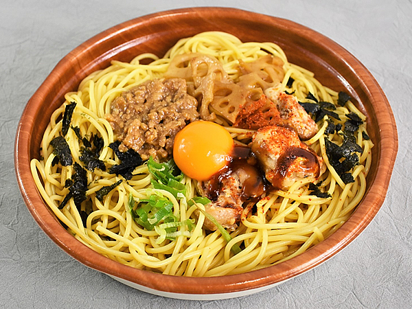 卵黄が神々しい…… ファミマの「お月見パスタ 焼鳥と甘辛そぼろ」で秋を実感