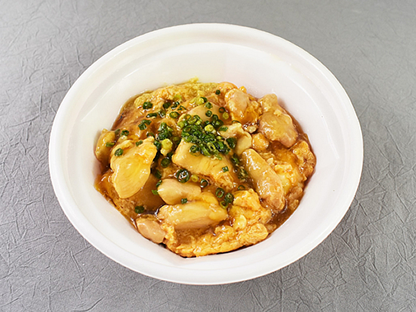 なか卯の並々ならぬ“こだわり”が凝縮！ 金色に輝く「黄金の親子丼」が美しい…