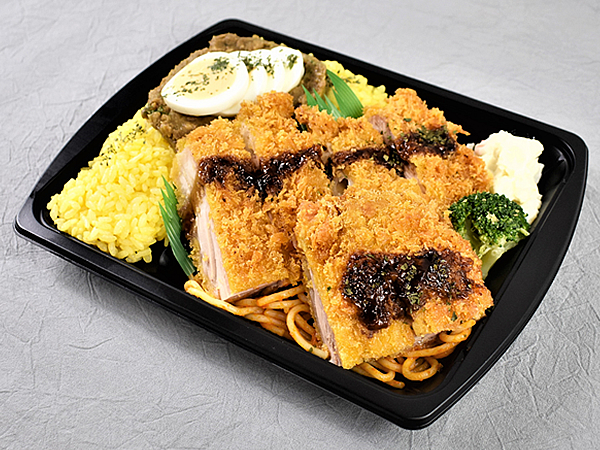 コンビニで気軽に買える本格キーマカレー！ ファミマの「スパイス香る！ キーマカレー＆チキンカツ弁当」