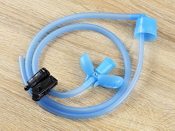 ペットボトルをリュックに入れたまま飲める！ 登山やスポーツで活躍する「ドリンキングシステム」レビュー