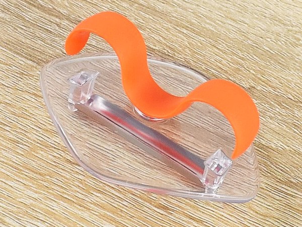 デコボコした野菜もスムーズ！ なでるように皮むきできる「KHS 手のひらコンパクトピーラー」レビュー