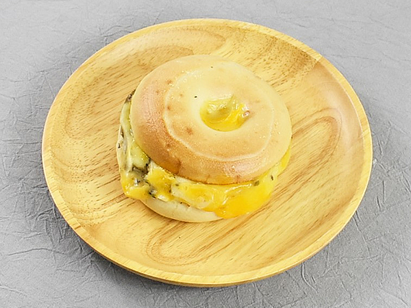 エクセルシオールのサンドイッチがアツい!? どこから食べても美味しい「ベーグルサンド 華味鳥ハーブチキン＆5種のチーズ」