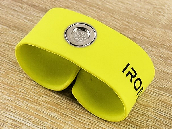 くるんと丸くなるリングが便利！ 3通りで使えるスマホホルダー「IRONSLAP」レビュー
