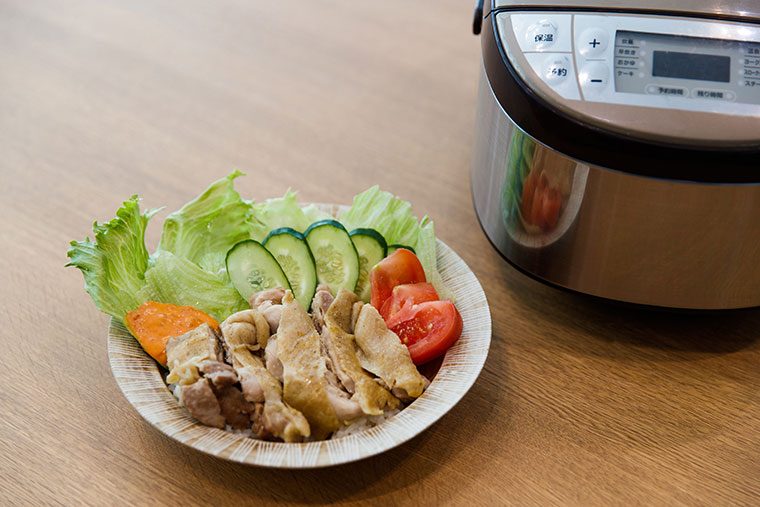 米と食材を投入するだけ！ 炊飯器だけでできる究極のズボラ飯「同時メシ」とは？