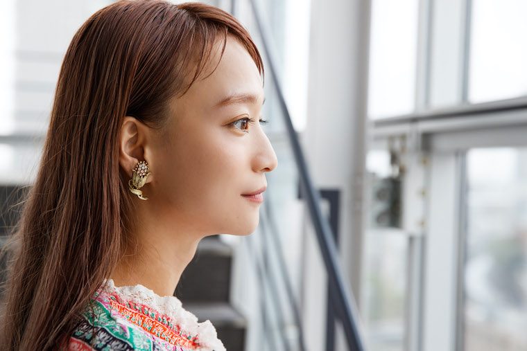 20代女子のイマドキの生き方って？ 清楚とロック、モデルとミュージシャン…「タカハシマイ」の2つの顔を“暮らしの編集者”が見た