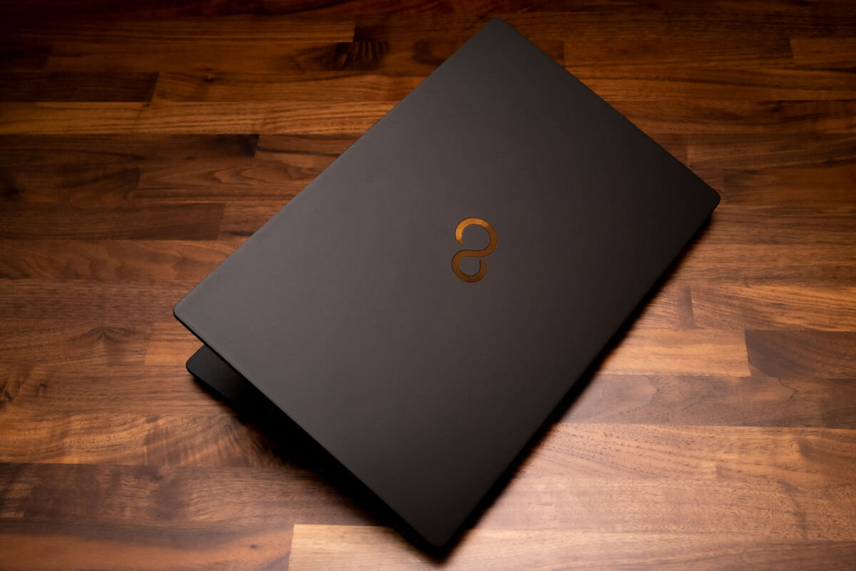 FCCLのPCがついにiPad Proより軽く！ 「LIFEBOOK UH-X/E3」の「634g」はモバイルしない人にすら価値がある