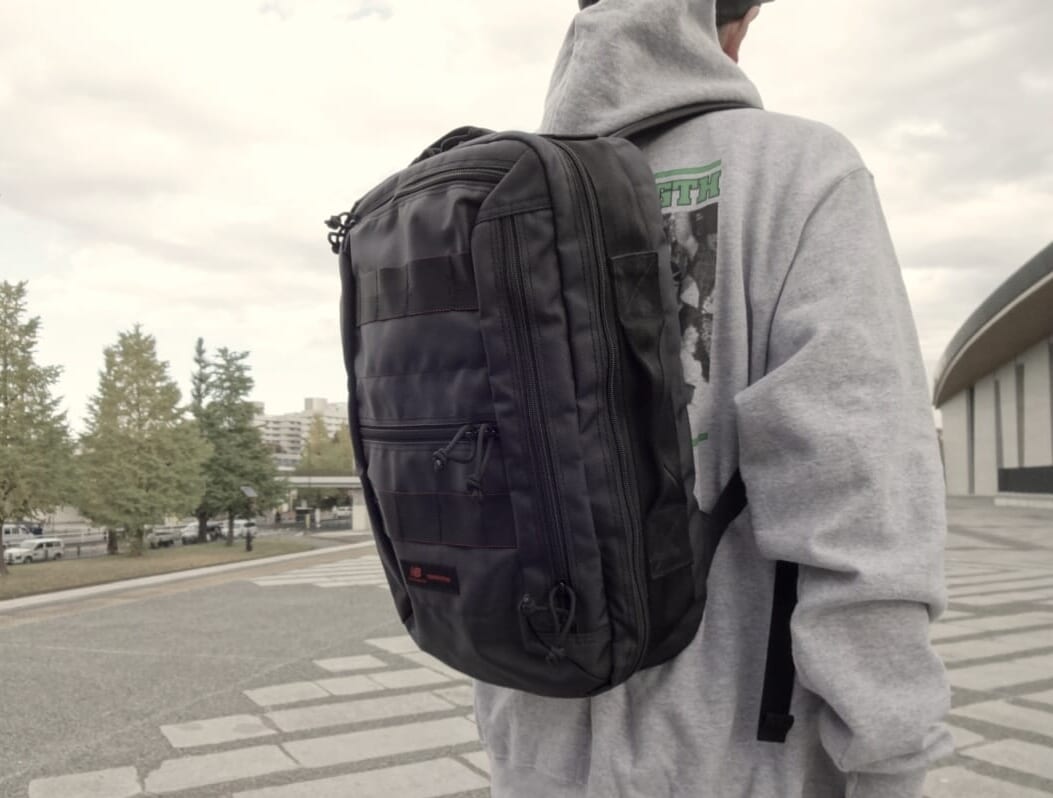 「New Balance × BRIEFING」コラボバッグパック、色も軽さもオマケも全部イイ！