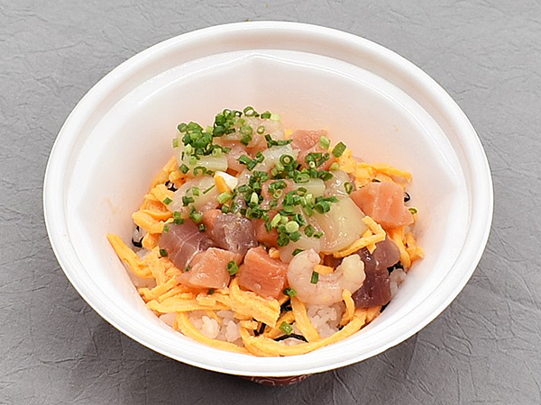 まさに海鮮の四重奏！ なか卯の「海鮮丼（並盛）」が食べごたえバツグン