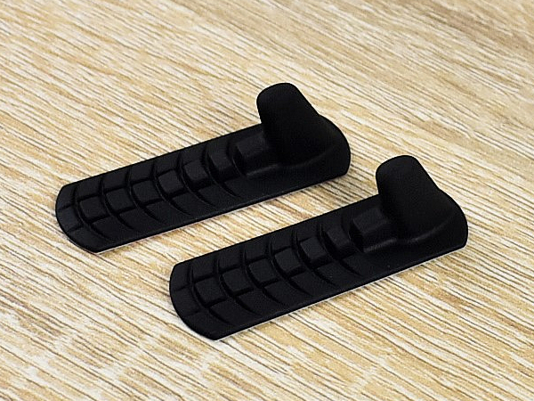 キャリーバッグのハンドルに貼るだけ！ 荷物や傘を掛けられる「EasyHang！」レビュー