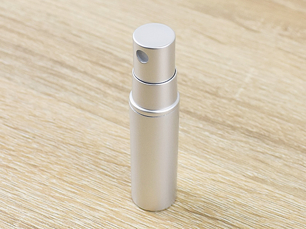 香水や消毒液をコンパクトに携帯！ 2重構造で中身を守る「アルミアトマイザー 4.8ml」レビュー