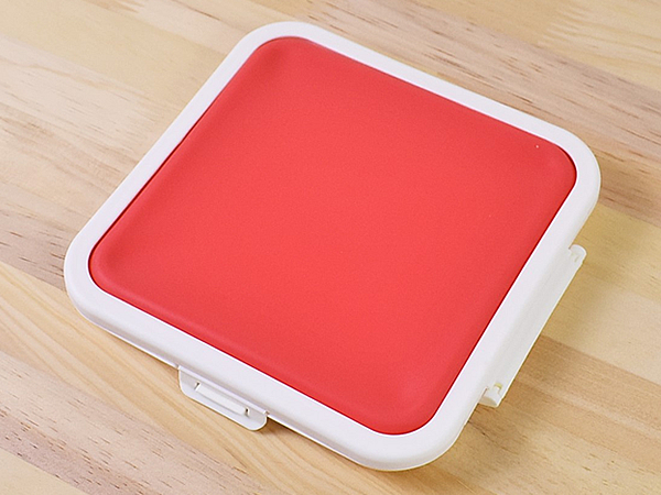 パンと具材を挟むだけ！ サンドイッチやおにぎらずを作れる「ぴたっとランチケース」レビュー