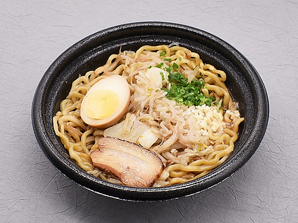 都内屈指の最強ラーメンが新登場！ ローソンの「麺屋一燈監修 濃厚豚醤油ラーメン」の強烈なにんにくで一発KO