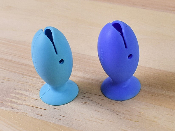 可愛い魚が歯ブラシをパクっと！ スタンドにもなる「立つおさかな 歯ブラシカバー」レビュー