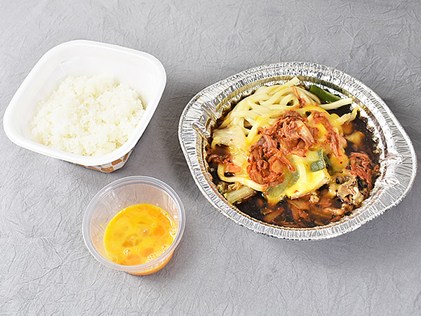 煮込みの2分間はまるで恋焦がれるような時間… グツグツするまで待ち遠しい!! すき家の「キムチーズ牛すき鍋定食」