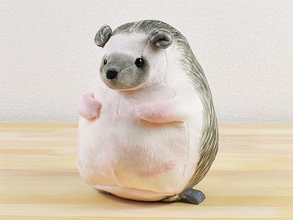 撫でているだけで癒し効果抜群！ レンジで温められる「つままれアニマルズ ぬいぐるみウォーマー ハリネズミ」レビュー