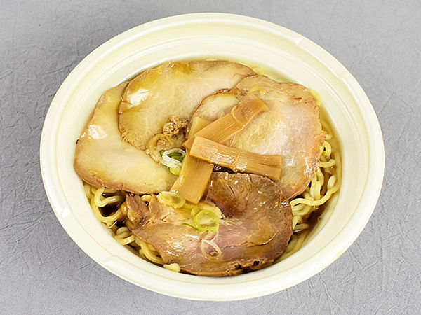 著名人からも愛される味がコンビニに!?  セブンの「東京荻窪・春木屋監修チャーシュー麺」