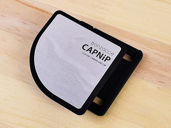 なくしやすいレンズキャップをホールド！ カメラストラップに取りつけるクリップ「CAPNiP」レビュー