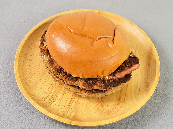 年末年始はコレで決まり！ モスの豪華バーガー「ダブルとびきり赤ワイン＆ビネガー 国産燻（いぶ）し豚ロースとチーズ～北海道産ゴーダチーズ使用～」