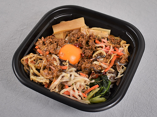 話題の“大豆ミート”をたっぷり使用！ 辛さ＆ボリュームに大満足のファミマ「四川風旨辛そぼろ丼」