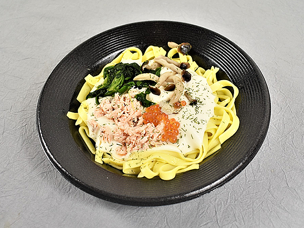 イタリアの“小さなリボン”を実食！ 本格的な生パスタを使ったローソンの「サーモン！ サーモン！ バターとディル香るクリーム生パスタ フェットチーネ」