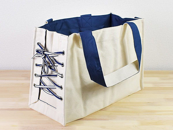 「NHK NEWS おはよう日本」に登場！ マチを調節できるスニーカー風バッグ「Shoelace Totebag MACHI」レビュー