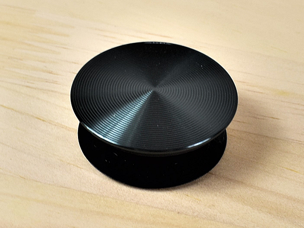 軸が飛び出してスタンドに!? 薄くたためる落下防止アクセサリー「スワッパブル・ポップグリップ」レビュー