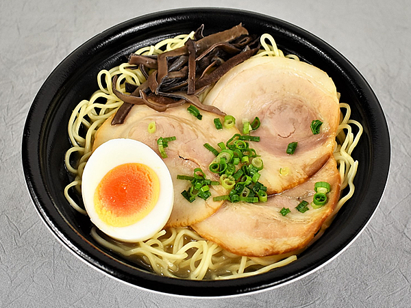 豚骨の本場・博多の名店がコンビニラーメンに降臨！ ローソンの「博多一幸舎監修 博多豚骨ラーメン ～肉盛～」