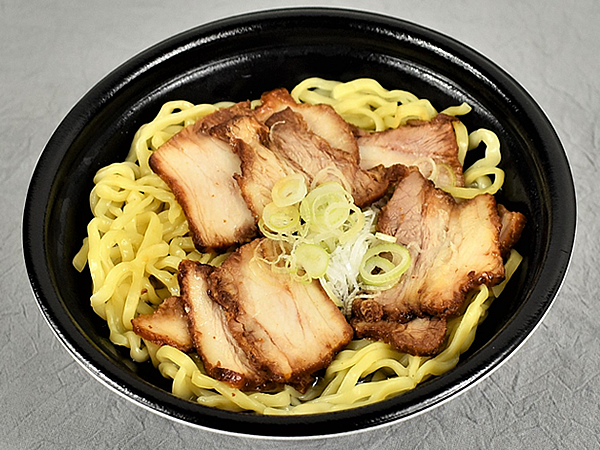 “朝ラー”にもピッタリ？ 名店のクオリティーが光るローソンの「坂内食堂監修 喜多方ラーメン〜肉盛〜」
