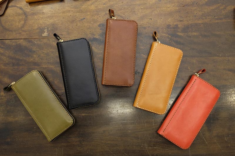 キャッシュレス時代にあえての巨大財布。ハンドメイドレザーブランド「ヘルツ」に聞いた、革財布の本質