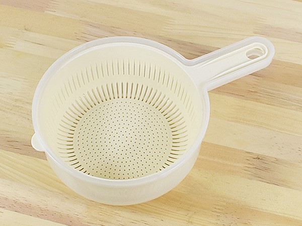 ザルとボウルが合体！ 野菜の水切りがスムーズになる「フリフリスピード水切りザル＆ボウルセット」レビュー