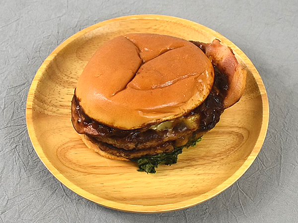 ハンバーガーに“刺激”を求めるならコレ！ 質・量ともにゴージャスなモスの「ダブルとびきりスパイス＆デミ」