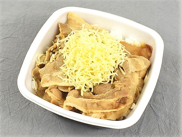 伝説の味がパワーアップして帰ってきた!? 奥深い味わいがクセになる吉野家「チーズ豚丼」